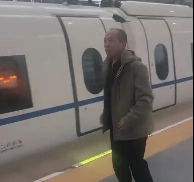 ！结果悲剧了车走了人还没上去呢。K8凯发男子乘坐高铁中途下来抽烟(图8)